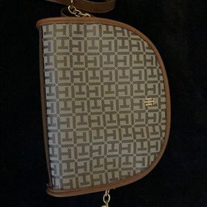 A tommy hilfiger purse